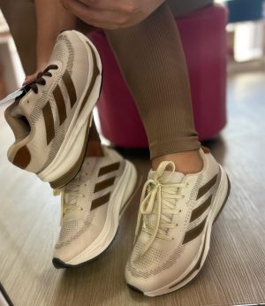 Tênis Casual Esportivo Knit Bege com Detalhes Marrom – Leve, Confortável e Moderno