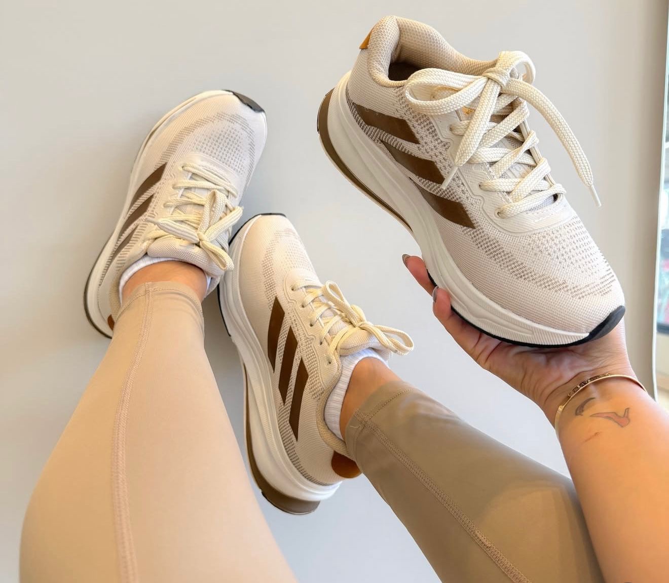 Tênis Casual Esportivo Knit Bege com Detalhes Marrom – Leve, Confortável e Moderno
