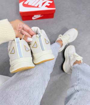 Tênis Fit Off White com Dourado Refletivo Feminino – Leveza e Conforto